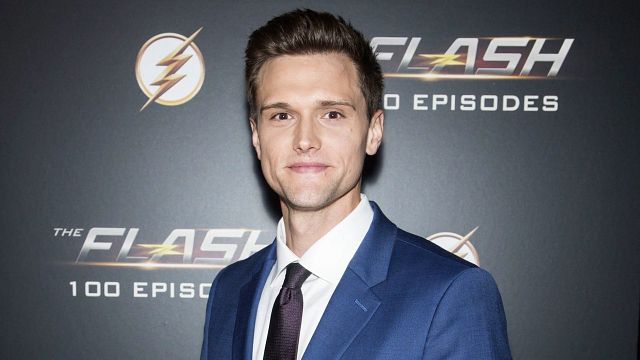 ‘The Flash’ Oyuncusu Hartley Sawyer, Irkçılık ve Mizojini İçeren Tweetleri Nedeniyle Diziden Kovuldu haber görseli