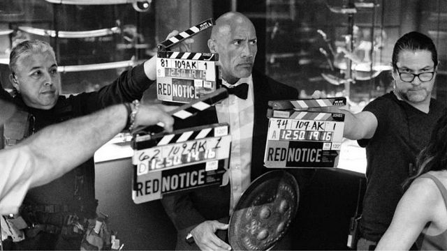 Dwayne Johnson, "Red Notice" Çekimlerine Eylül'de Başlanacağını Söylüyor haber görseli