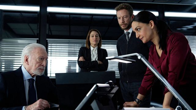 Christopher Plummer'lı Kayıp Uçak Dizisi "Departure"dan Fragman! haber görseli