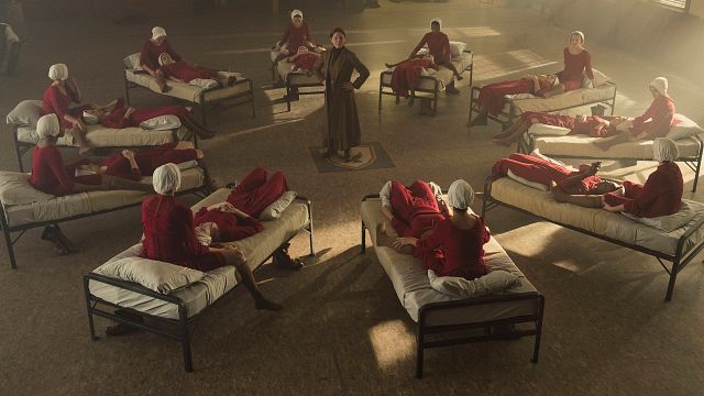 ‘Handmaid’s Tale’ Beşinci Sezon Onayı Aldı haber görseli