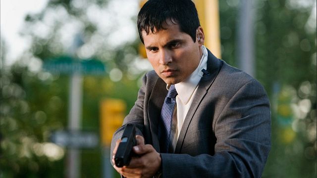 Michael Pena, Emmerich'in "Moonfall" Filminde Stanley Tucci'nin Yerine Geçiyor haber görseli