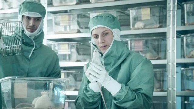 Alexandre Aja'nın Yeni Filmi "Oxygen"dan Fragman! haber görseli