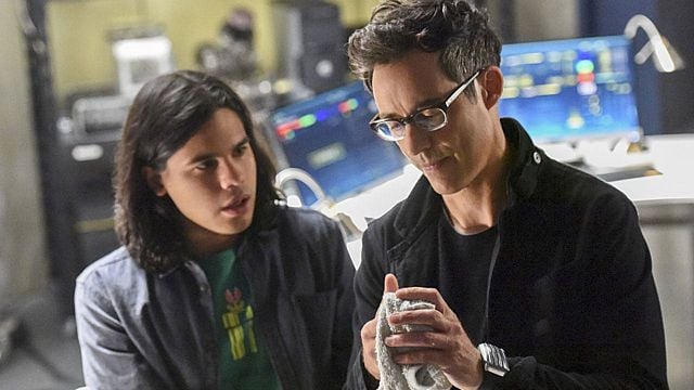‘The Flash’ Oyuncuları Carlos Valdes ve Tom Cavanagh, Diziden Ayrılıyor  haber görseli