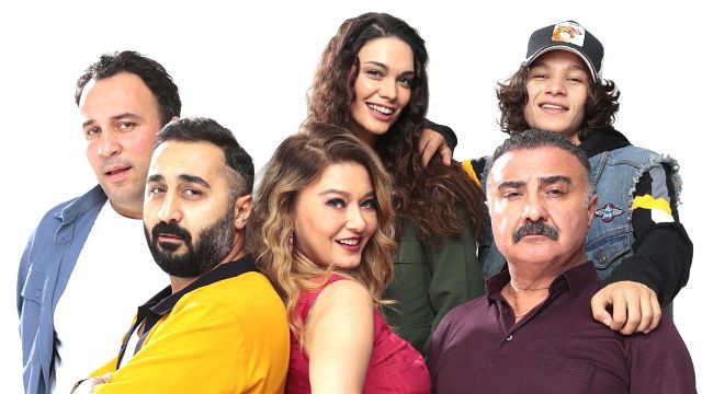 Merakla Beklenen "Kim Bu Aile?" Filminin Vizyon Tarihi Açıklandı haber görseli
