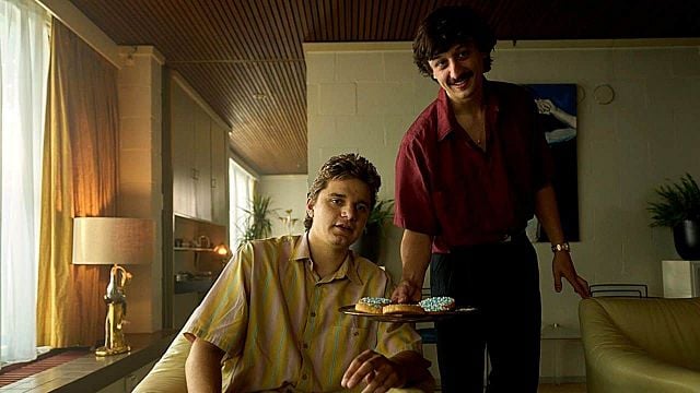 Avrupa'nın İlk Erotik Telefon Hattını Anlatan 'Dirty Lines'tan Fragman haber görseli