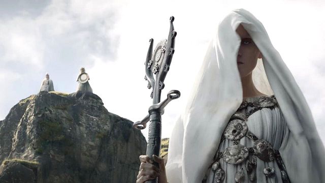 "Rings of Power"ın Beyaz Cübbeli Gizemli Karakteri Kim? haber görseli