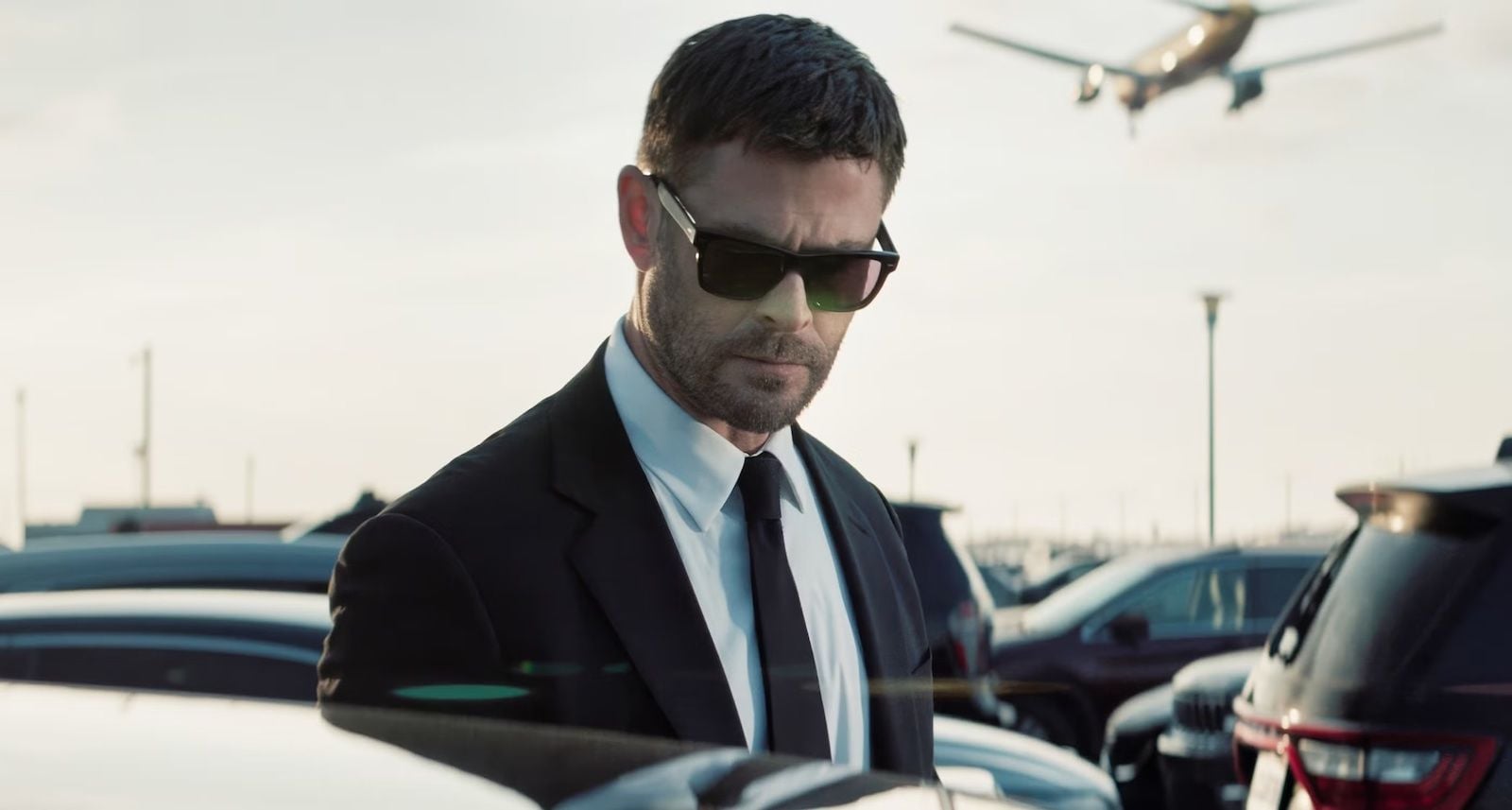 Chris Hemsworth'ün Kafka İlhamlı Yeni Suç Gerilimi "Kockroach" Setinden İlk Kareler Geldi!