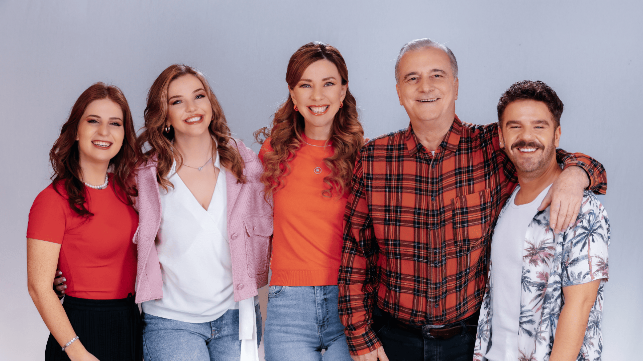 “Sihirli Annem: Hepimiz Biriz” Filminden Teaser Afiş Geldi, Vizyon Tarihi Belli Oldu “Sihirli Annem: Hepimiz Biriz” Filminden Teaser Afiş Geldi, Vizyon Tarihi Belli Oldu