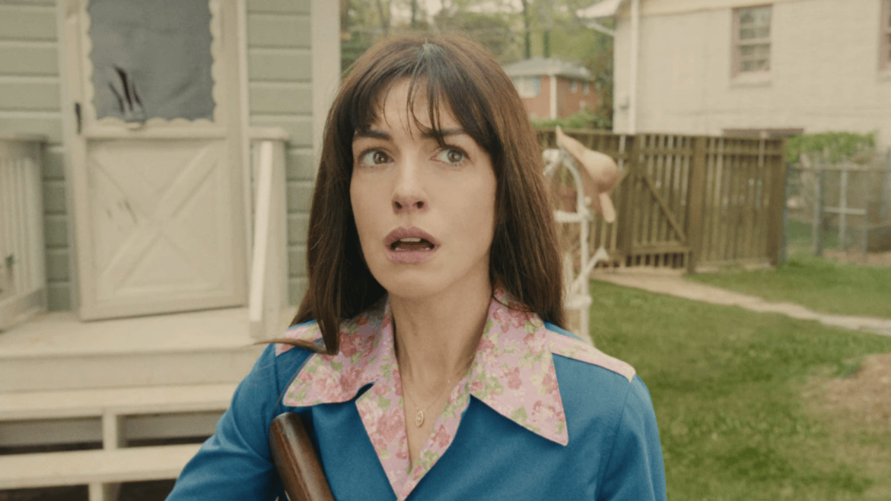 Anne Hathaway Kozmik Dinozorlara Karşı: "Oak Caddesi'nin Sonu" Fragmanı ve Afişi Yayında!