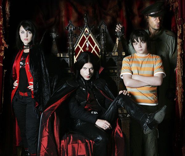 Young Dracula: Fotoğraf Gerran Howell, Simon Ludders isimlerini içeren ...