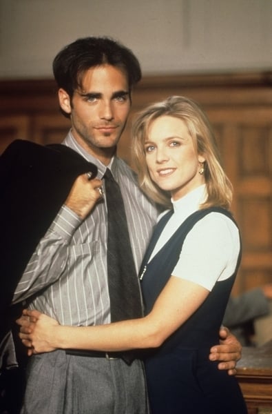 Melrose Place - Sezon 3: Fotograf Brian Bloom, Courtney Thorne-Smith.