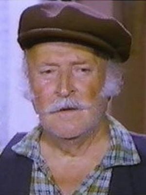 berrak tüzünataç ve engin altan düzyatan kırmızı jartiyerli kadın
