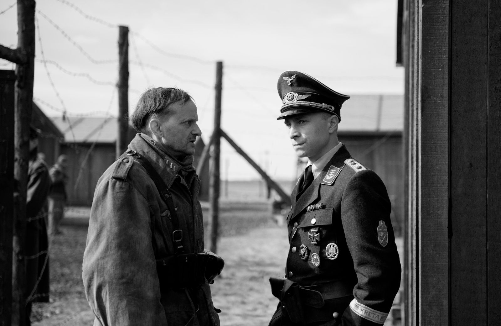 советские и немецкие солдаты в бресте 1939. офицеры вермахта и сс. форма офицера вермахта с повязкой. гауптман сс. разговор немецких офицеров.