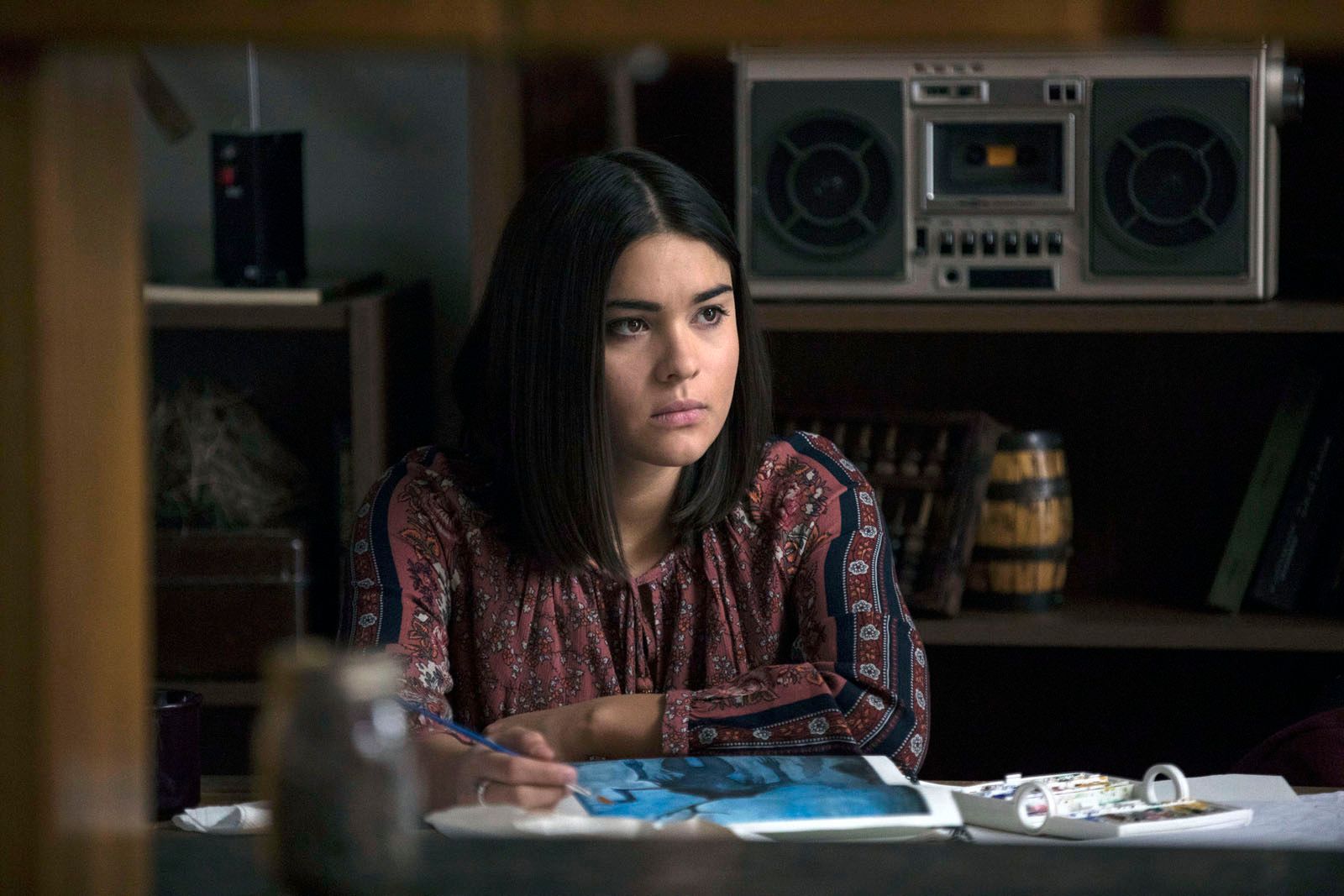 Девери джейкобс. Devery Jacobs актриса. Девери Джейкобс оборотень. Девери Джейкобс тайный орден.
