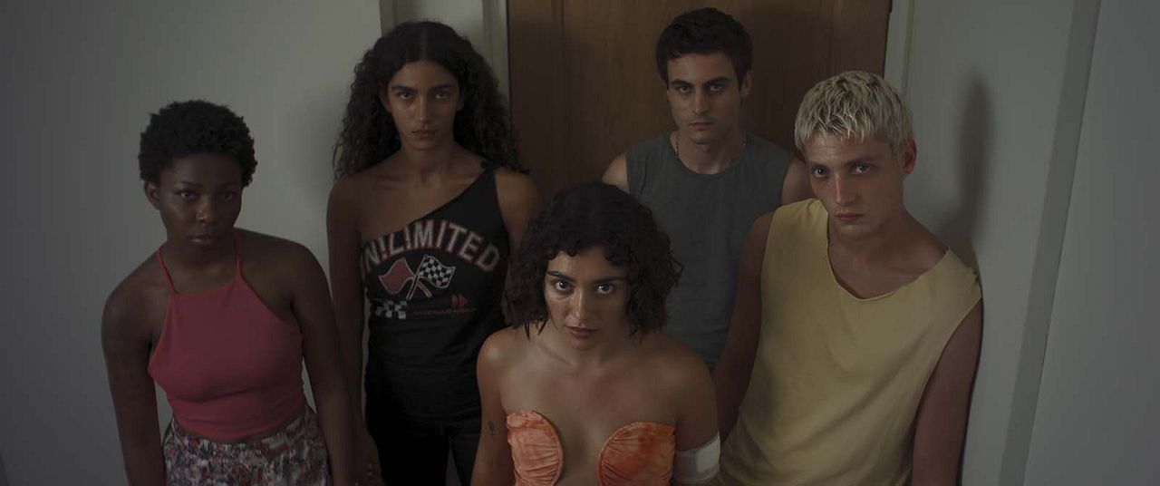 Leziz : Fotoğraf Nina Zem, Carla Díaz (II), Miveck Packa, Julien De Saint-Jean