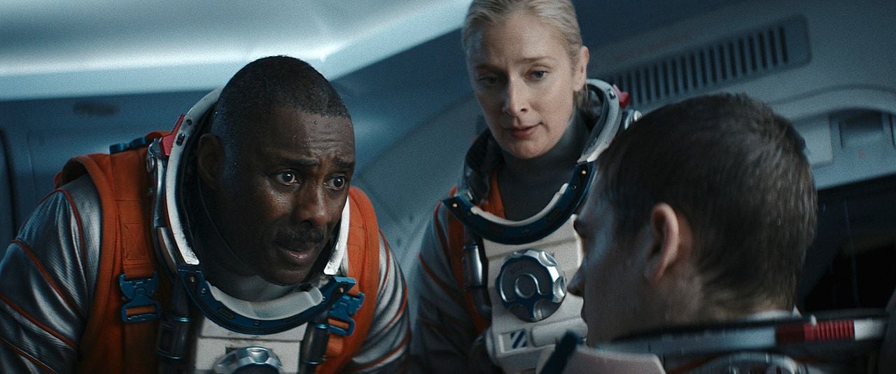 Above The Below : Fotoğraf Hero Fiennes Tiffin, Caitlin FitzGerald, Idris Elba