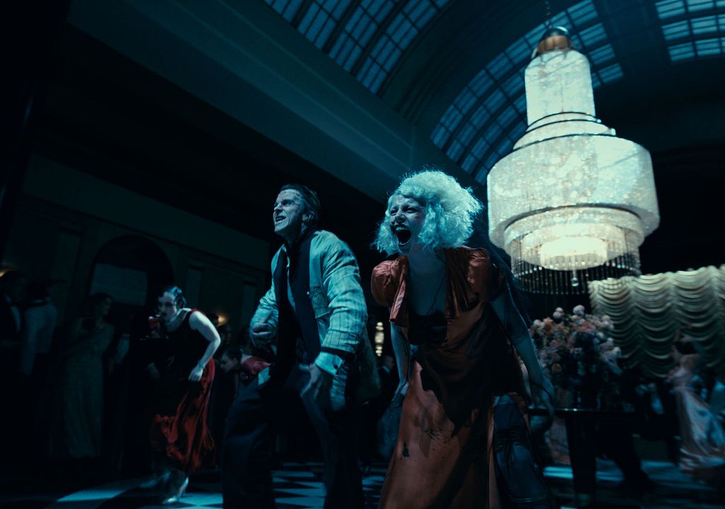 Gelin! : Fotoğraf Jessie Buckley, Christian Bale