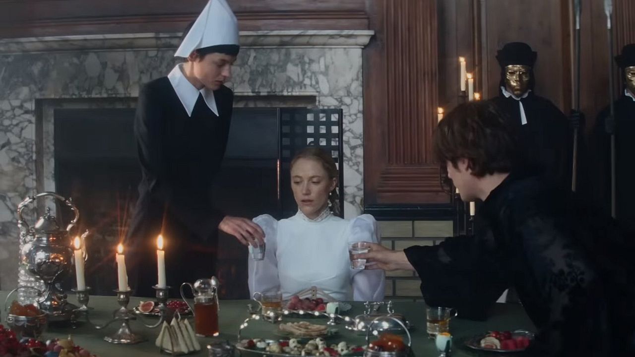 Hero'nun 100 Gecesi : Fotoğraf Emma Corrin, Maika Monroe