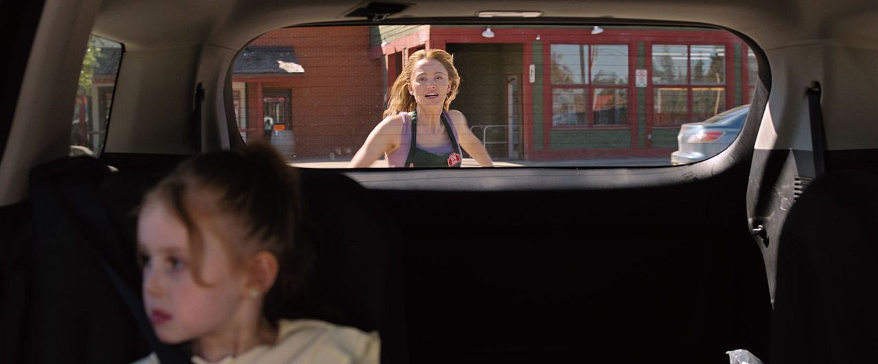 Senden Geriye Kalan : Fotoğraf Zoe Kosovic, Maika Monroe