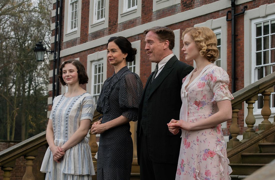 Fackham Hall : Fotoğraf Katherine Waterston, Damian Lewis, Thomasin McKenzie, Emma Laird