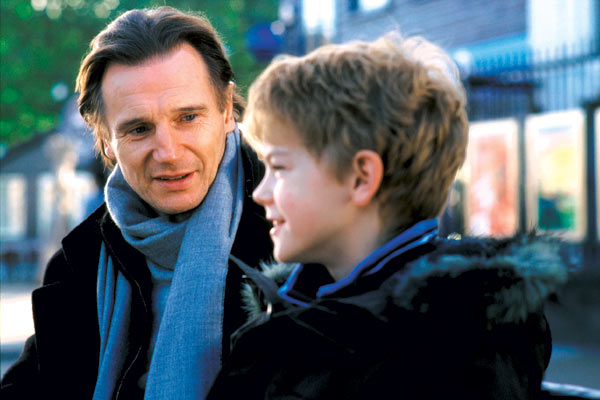 Aşk Her Yerde: Liam Neeson, Thomas Brodie-Sangster