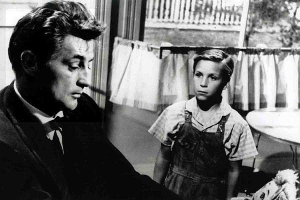 Caniler Avcısı : Fotoğraf Charles Laughton, Robert Mitchum