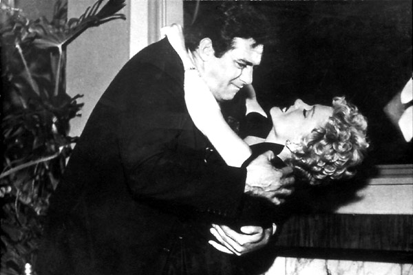 Fotoğraf Anne Baxter, Raymond Burr