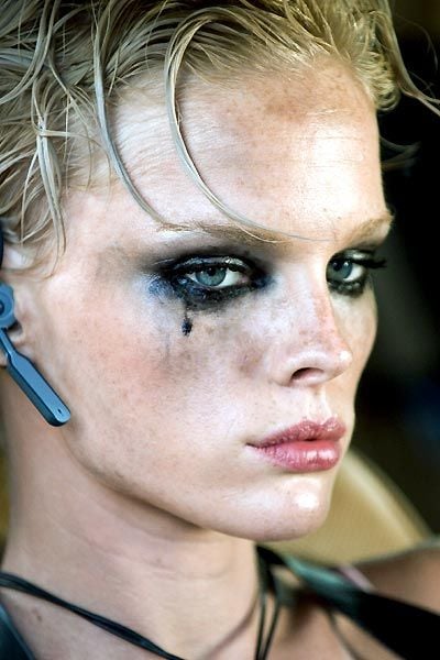 Taşıyıcı 2 : Fotoğraf Corey Yuen