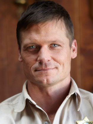 Afiş Bailey Chase