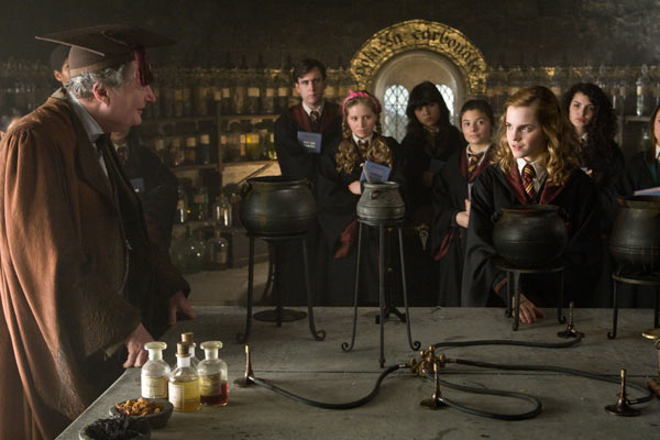Harry Potter ve Melez Prens : Fotoğraf Jim Broadbent, Emma Watson