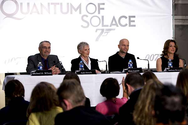 Quantum of Solace : Fotoğraf Michael G. Wilson, Judi Dench, Barbara Broccoli