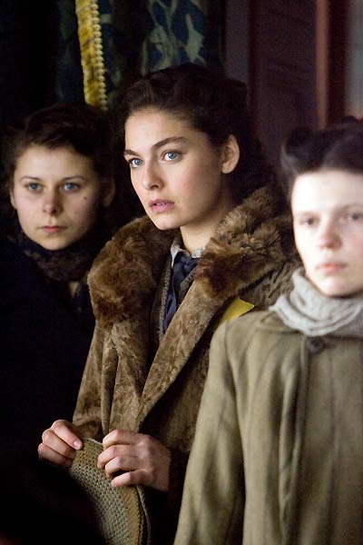 Defiance : Fotoğraf Alexa Davalos