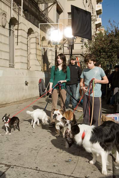 Köpek Oteli : Fotoğraf Emma Roberts, Jake T. Austin