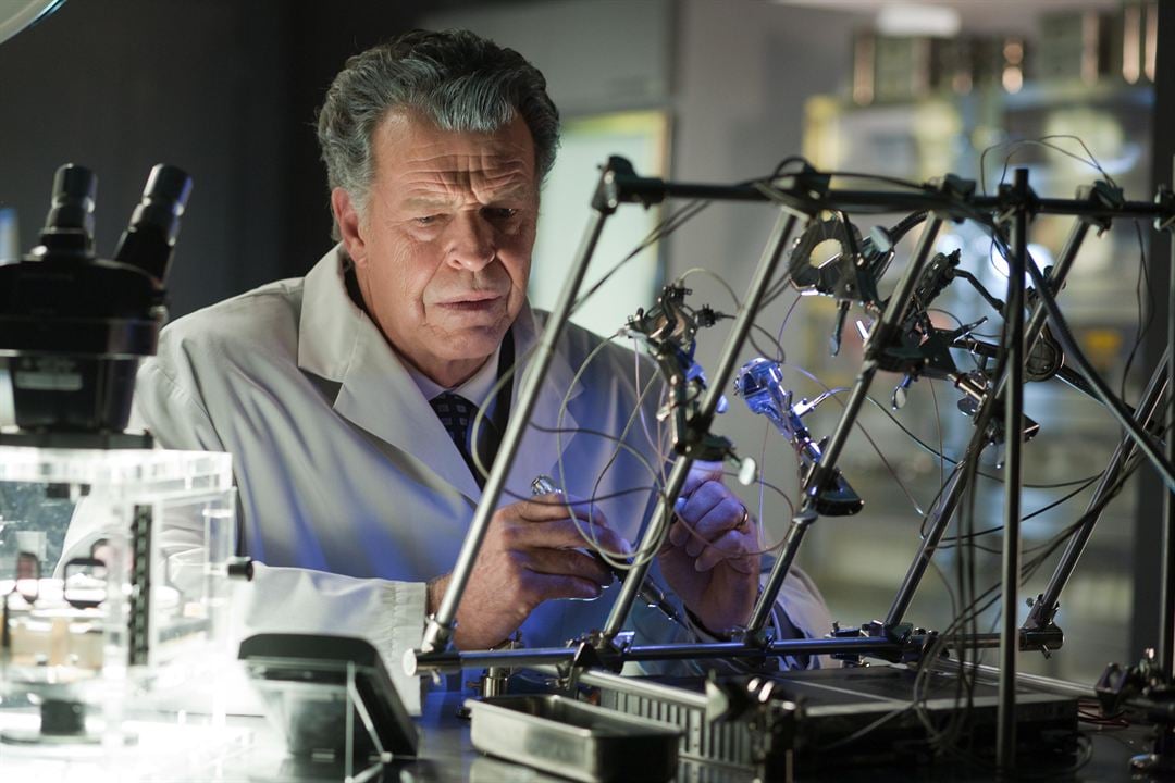 Fringe : Fotoğraf John Noble