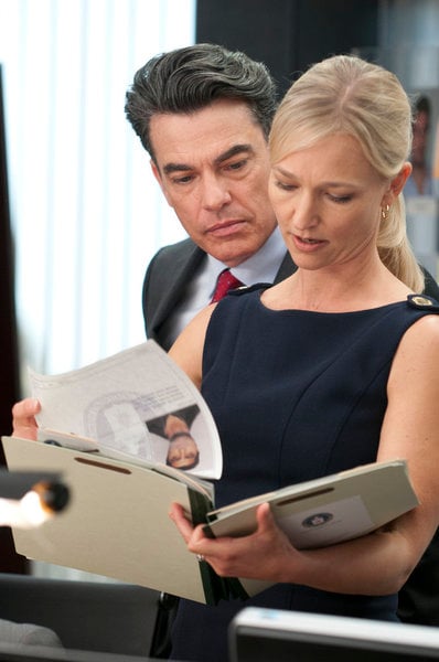 Covert Affairs : Fotoğraf Peter Gallagher, Kari Matchett