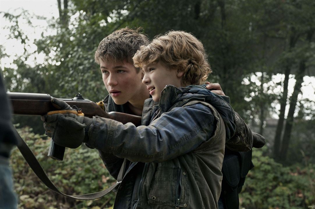 Falling Skies : Fotoğraf Maxim Knight, Connor Jessup