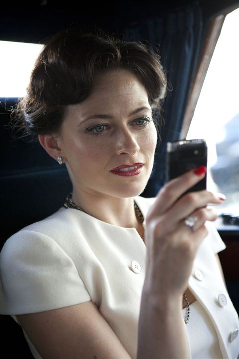 Sherlock : Fotoğraf Lara Pulver