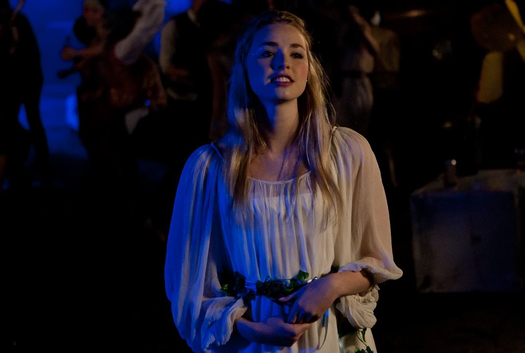 Skins : Fotoğraf Freya Mavor