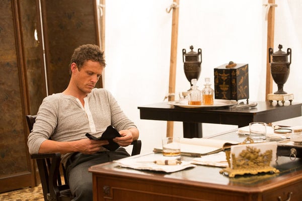 Revolution (2012) : Fotoğraf David Lyons