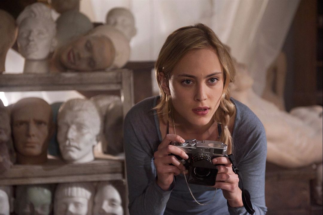 Manyak : Fotoğraf Nora Arnezeder