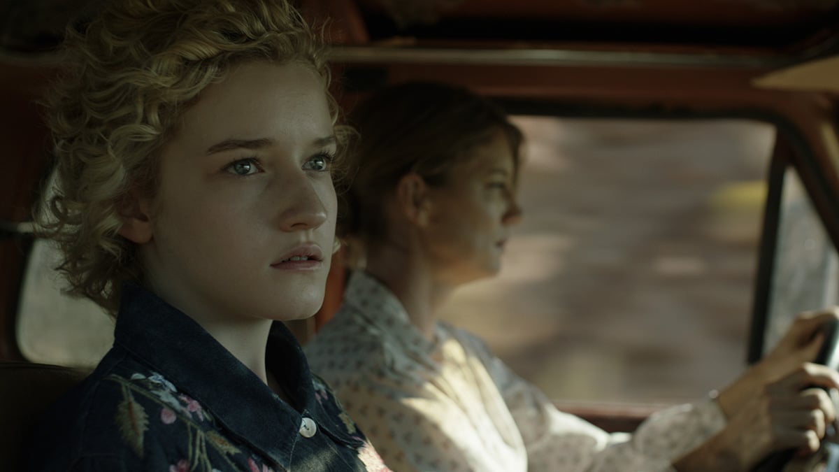 Fotoğraf Cynthia Watros, Julia Garner