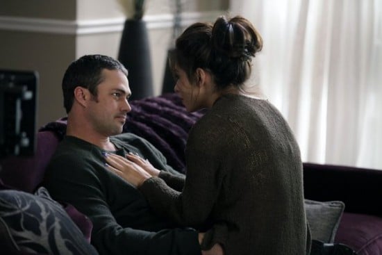 Chicago Fire : Fotoğraf Sarah Shahi, Taylor Kinney