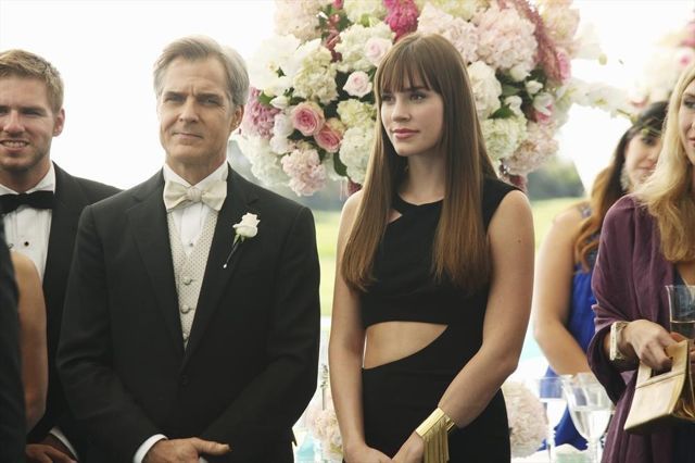 Revenge : Fotoğraf Christa B. Allen, Henry Czerny