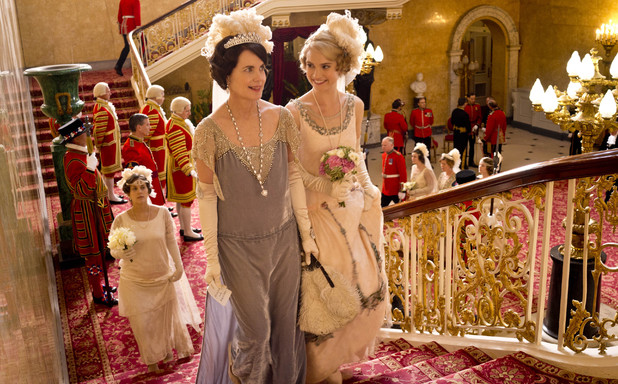 Downton Abbey : Afiş Lily James, Elizabeth McGovern