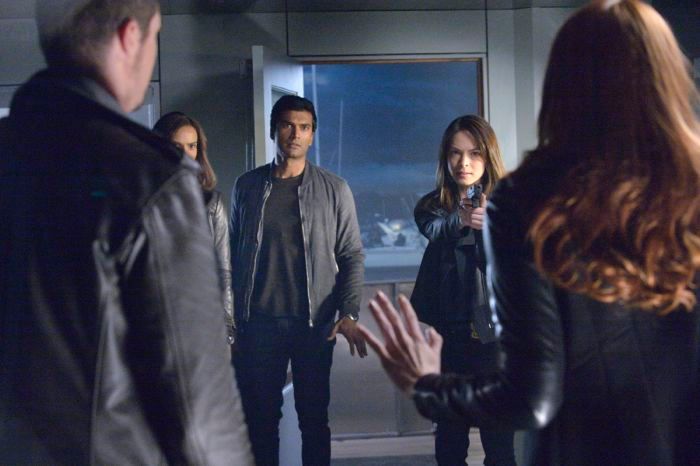 Fotoğraf Sendhil Ramamurthy, Kristin Kreuk, Nina Lisandrello