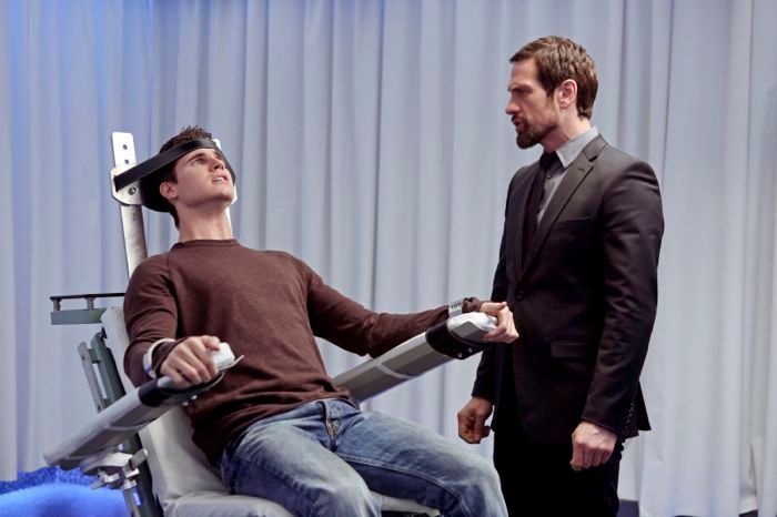 Fotoğraf Simon Merrells, Robbie Amell