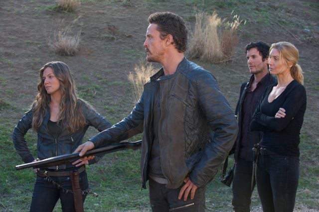 Fotoğraf Tracy Spiridakos, David Lyons, Elizabeth Mitchell, Mat Vairo