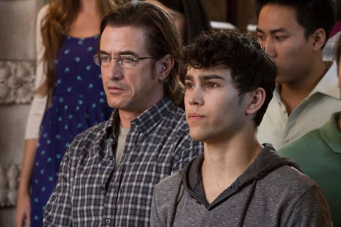 Crisis : Fotoğraf Max Schneider, Dermot Mulroney