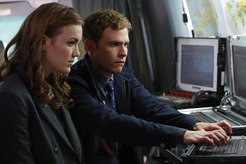 Fotoğraf Iain De Caestecker, Elizabeth Henstridge