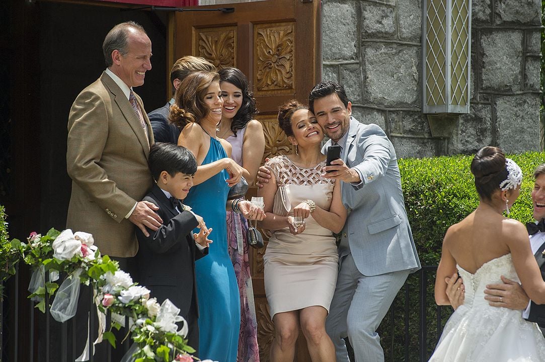 Fotoğraf Edy Ganem, Ana Ortiz, Judy Reyes, Grant Show, Alex Fernandez, Ivan Hernandez, Dania Ramirez